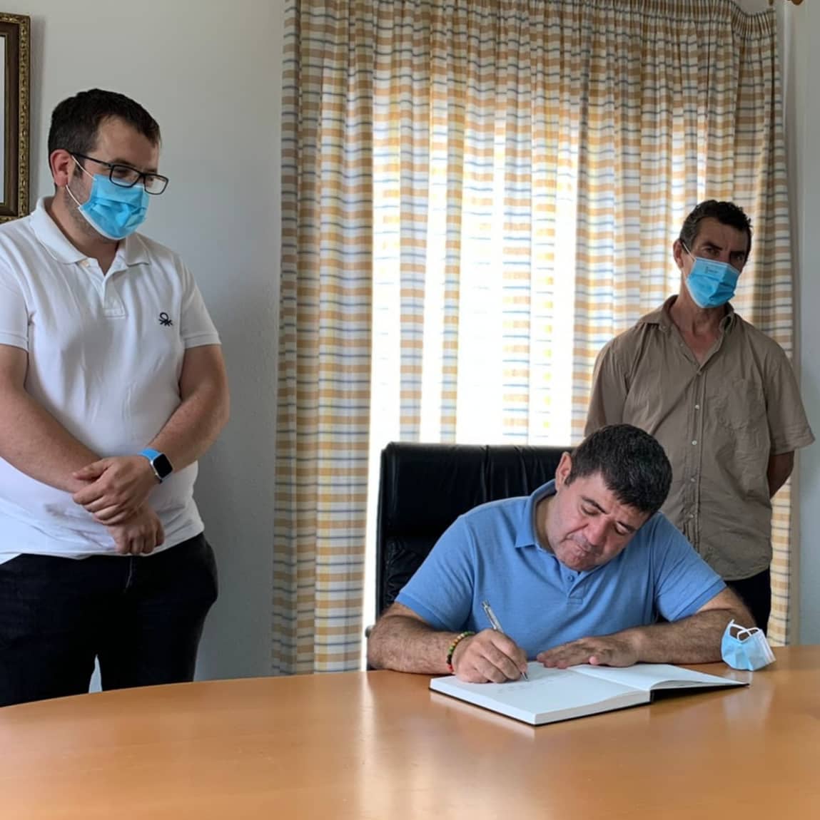 confrideslabdet's tweet photo. [CAS] 👉 El jurado del Festival de @CineLAbdet firma el libro de Honor del Ayuntamiento de Confrides L'Abdet

[VAL] 👉 El jurat del Festival de Cinema L'Abdet signa el llibre d'Honor de l'Ajuntament de Confrides L'Abdet

#CineLAbdet #FECILA #VisitConfridesLAbdet #LAbdet https://t.co/9KOtXIpmqY