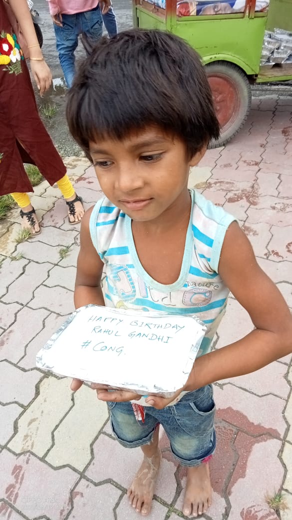 KumargramC's tweet photo. আজ সর্বভারতীয় কংগ্রেসের প্রাক্তন সভাপতি @RahulGandhi ji জন্মদিনে @AlipurduarYouth কংগ্রেস ও ছাত্র পরিষদের সহযোগিতায় আলিপুরদুয়ার টাউন এবং সংলগ্ন এলাকার পথশিশু,,ভিক্ষুক এবং অভুক্তদের মুখে একবেলা খাবার তুলে দেওয়া হয়।। @SouravProsad1 @INCWestBengal @RdDasLogical @RanajitSpeaks https://t.co/9syjCBbcaS