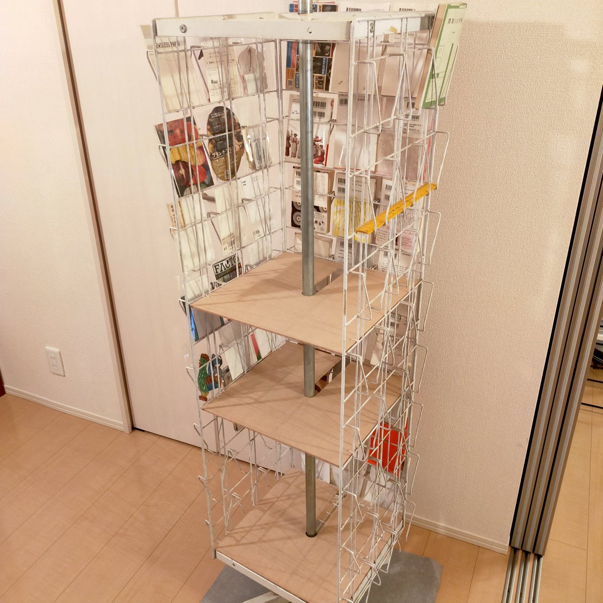 2のぞろめ 今日のdiy ポストカードラックの中のデッドスペースに板を入れて棚を作る