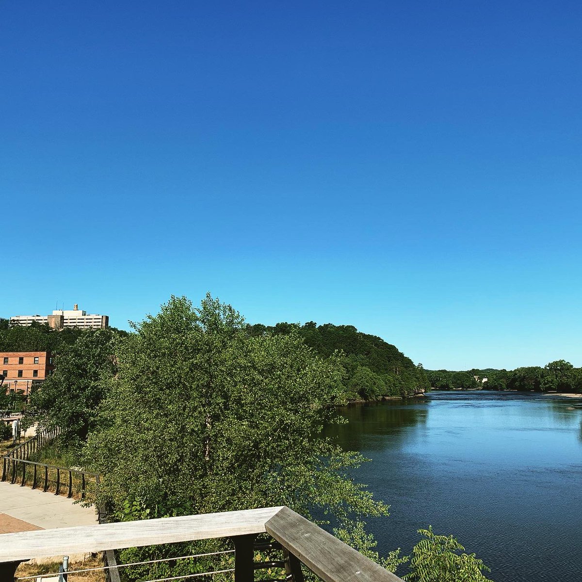 marathoner_RG's tweet photo. 6 mile 🏃‍♂️ around Eau Claire #runEC #marathontraining https://t.co/IFBDCRo7l5