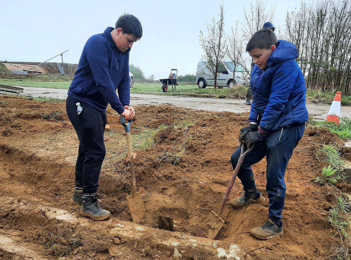 KentPoliceDover's tweet photo. #DoverVPC #Heritageteam working hard to help excavate former military site #Capelbattery #policecadets
#lovebeingavolunteer #nationalvpc https://t.co/ra5OVPYbxe