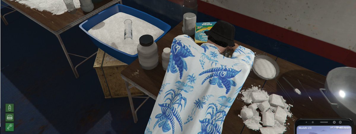 WorldVRoleplay's tweet photo. Ob sich der Mann im Hawaiihemd nur die Nase pudern möchte? Ich denke nicht! https://t.co/QnYHeUjtHY