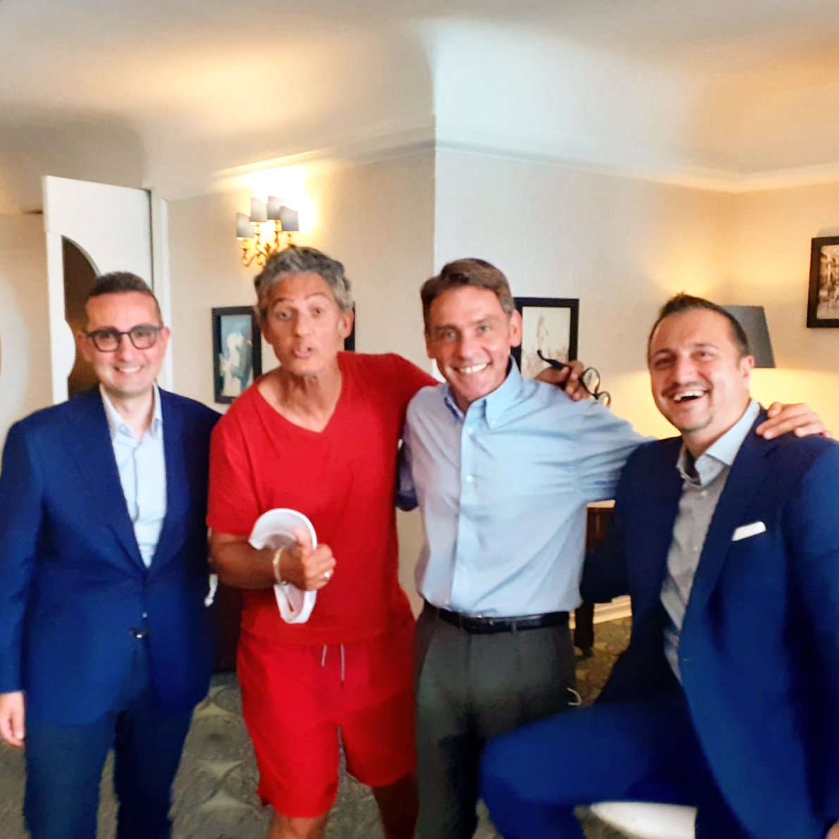 Una giornata al Blue Bar e alla #SpiaggiaExcelsior con #Rosario_Fiorello

#ExcelsiorExperience #IconicLuxuryHotels #ExcelsiorForYou #Excelsior_Moments #ExcelsiorDream #VeryExcelsior #Venezia #Venice #Venedig #Venise #luxurytravel #besthotels #hotel #luxury #Summer2021 #Fiorello