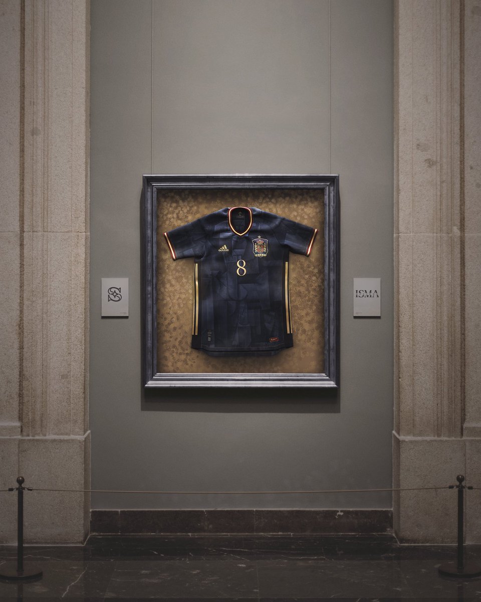 isma_designs's tweet photo. ✍️ @sefutbol 🤝 @soccept

Camiseta inspirada en el artista español Pablo Picasso, reconocido como uno de los mejores pintores del siglo XX y creador del cubismo.

El pattern está formado por una de sus obras más famosas llamada "El Aficionado", de 1912. 

#España #Adidas https://t.co/evQDeFPUBE