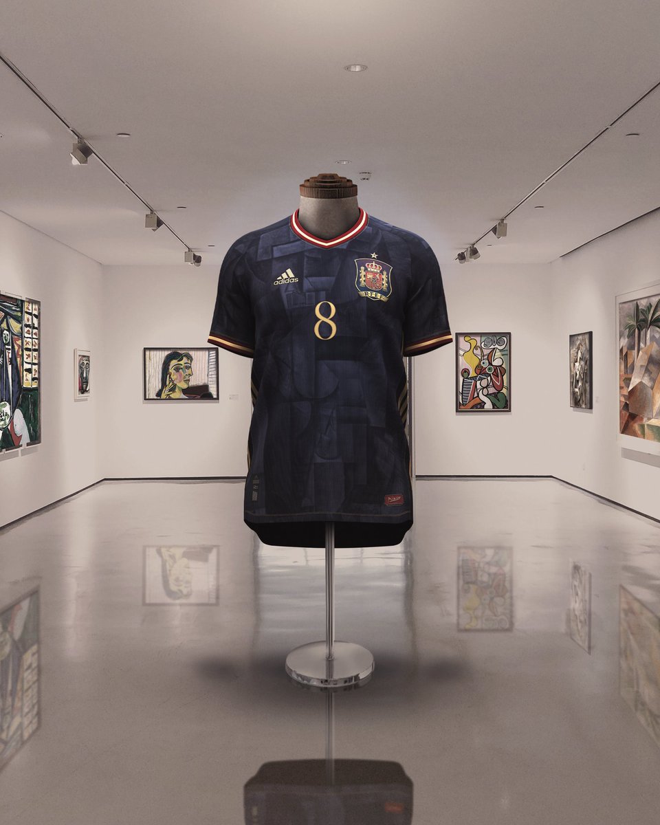 isma_designs's tweet photo. ✍️ @SeFutbol 🤝 @soccept

Vista de la camiseta en el museo y detalle del parche de edición limitada.

#España #Adidas https://t.co/mjdzD5nhKD