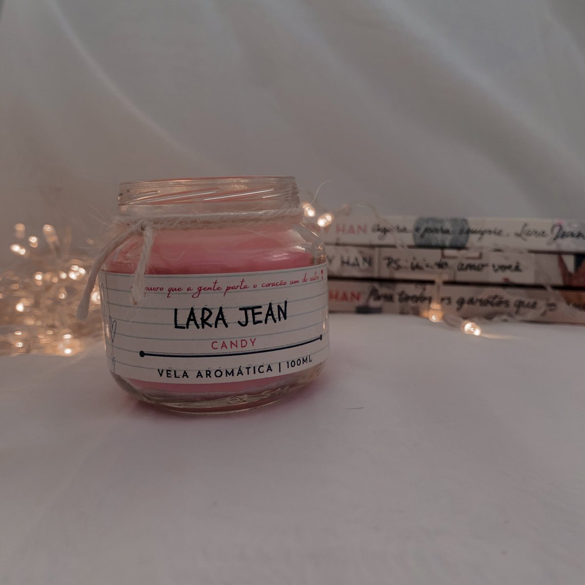 candle_ligth's tweet photo. 💌 Dia de vela nova, e é a dela!! Ela mesmo: Lara Jean, com o aroma de 𝒄𝒂𝒏𝒅𝒚 💜 Link pra comprar na bio 
 
“𝑺𝒆 𝒐 𝒂𝒎𝒐𝒓 é 𝒄𝒐𝒎𝒐 𝒖𝒎𝒂 𝒑𝒐𝒔𝒔𝒆𝒔𝒔ã𝒐 𝒕𝒂𝒍𝒗𝒆𝒛 𝒎𝒊𝒏𝒉𝒂𝒔 𝒄𝒂𝒓𝒕𝒂𝒔 𝒔𝒆𝒋𝒂𝒎 𝒎𝒆𝒖 𝒆𝒙𝒐𝒓𝒄𝒊𝒔𝒎𝒐” https://t.co/yg74pEQYae