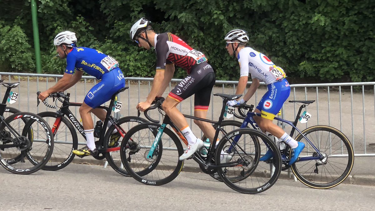 VcpLoudeac's tweet photo. 💥 Début de course très rythmée, nos coureurs sont tous au sein du peloton qui est en chasse derrière l’échappée.
10’’ d’écart entre les deux groupes.
#Epinal2021 | #VCPLoudeac https://t.co/Y3AZRZ6L7C