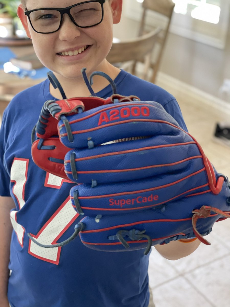 Next time <a href="/JoshAllenQB/">Josh Allen</a> you can borrow my glove! <a href="/BuffaloBills/">Buffalo Bills</a> <a href="/BlueJays/">Toronto Blue Jays</a> <a href="/MLB/">MLB</a> <a href="/chellegz/">Michelle Girardi Z</a>