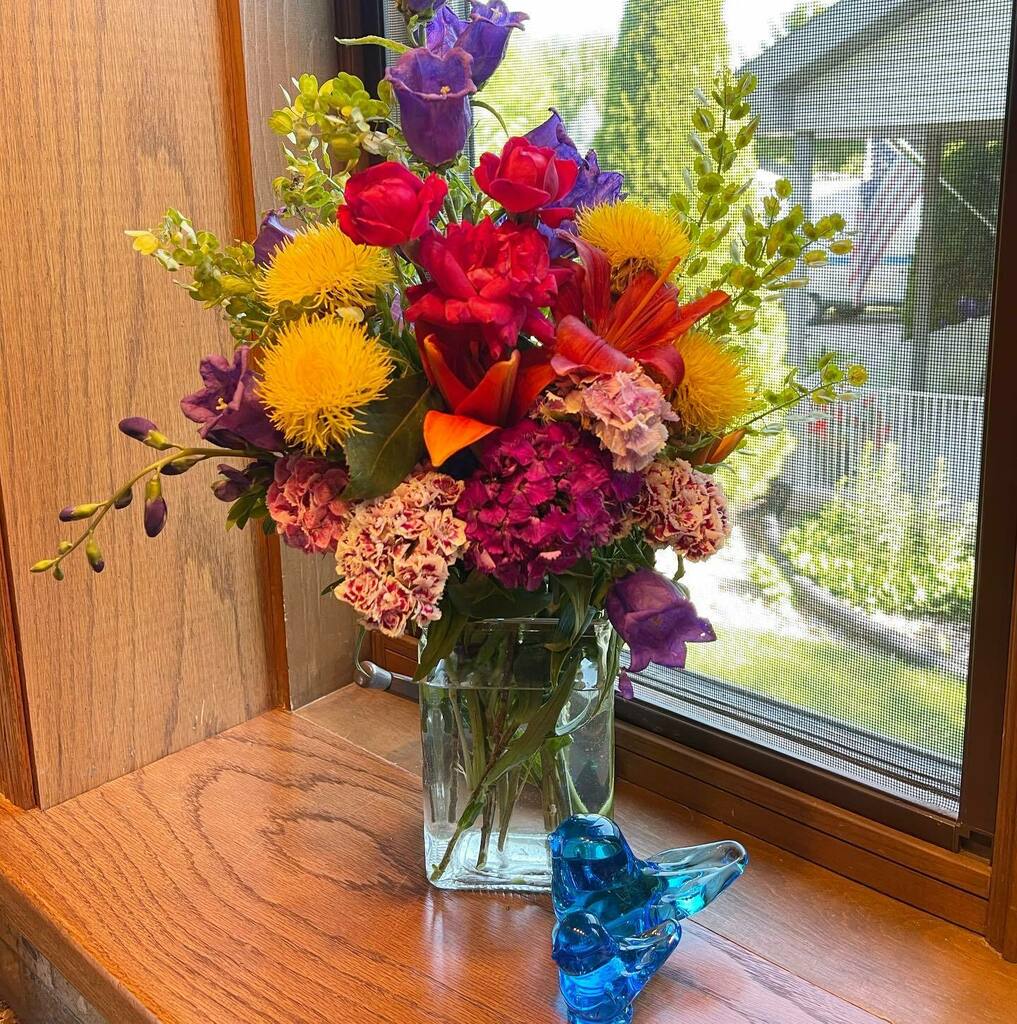 djogrolyo's tweet photo. Flowers to me….. from me….. just because it’s been a shitty week.
#FlowerBouquet #FarmersMarketFlowers #MixedFlowers #SummerInWisconsin #NewHouse #FlowersJustBecause https://t.co/l0aJ8bcvMT https://t.co/kNDPOILcvW