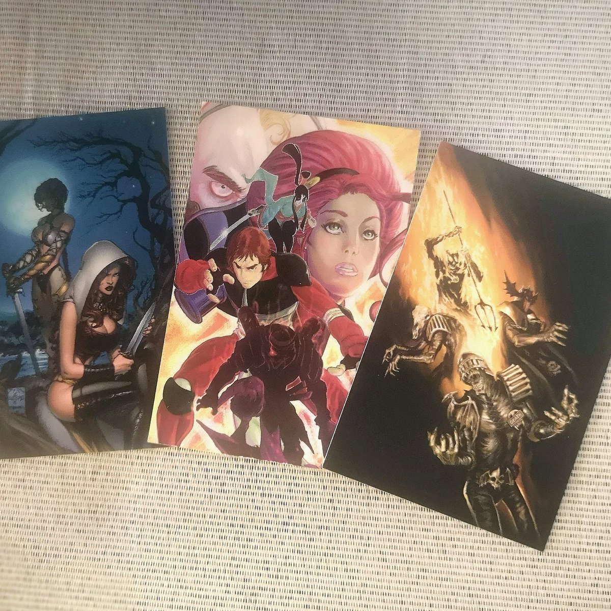 TheFrenchCrow's tweet photo. Les 3 premières cartes collector de la série Reflexions Cards série 1. Lesquelles avez-vous ? #comics #cartes #cards #bonus #cadeau #exclu #limited #artwork #cover #dredd #morethanmortal https://t.co/lp5mQWhhdM