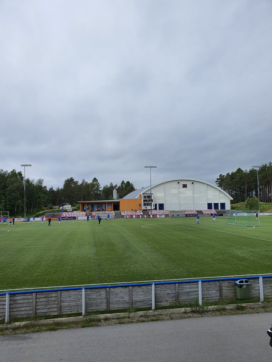Deilig med rolig helg på det blide sørlandet. Tok først en tur til Arkicon Arena for å se Flekkerøy IL spille 0-0 mot Renate Blindheim's Sotra SK.
Nå er det EM ute på terrassen.