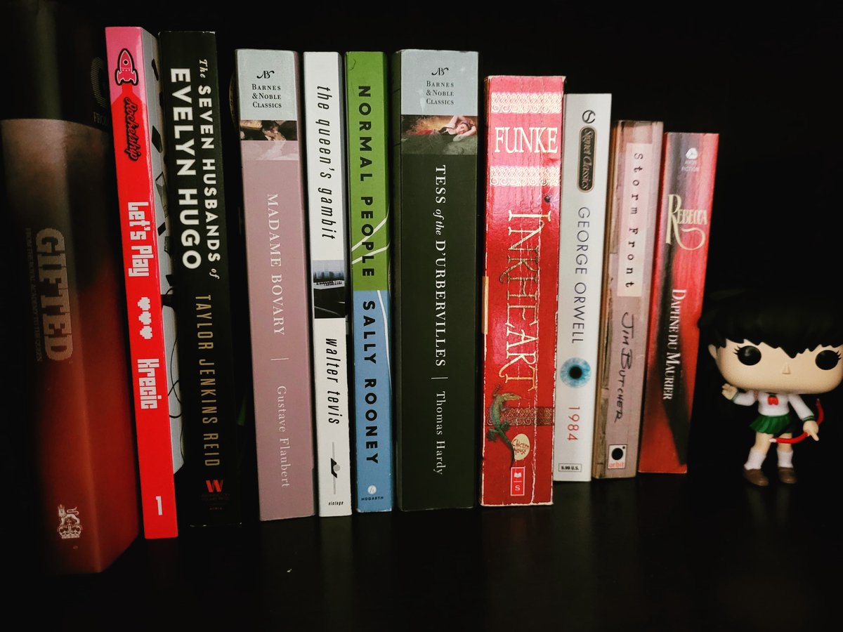 Secila's tweet photo. My first shelf of my new at home work desk is complete.  Now Kagome will stop falling over 📚 #BookTwitter  #LetsPlayWebtoon #whatareyoureading https://t.co/W0AIleh0nM