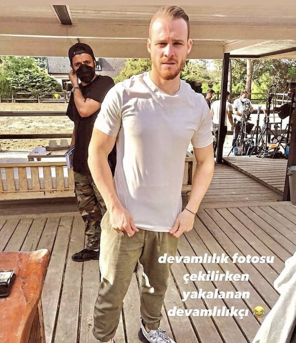SenCalKapimiOFC's tweet photo. 📷| New/old photo of Kerem on the set.

• #SenÇalKapımı • #EdSer 
• #HandeErçel • #KeremBürsin https://t.co/qURZPsnVvS