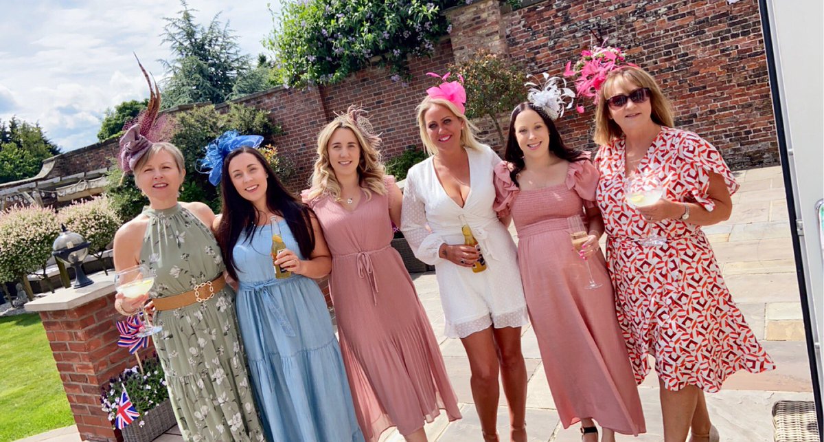 tracymunzer's tweet image. Ascot Garden party, having fun in the sun… hoping for a win for Her Majesty #ITVRacing #RoyalAscot #socialstable
