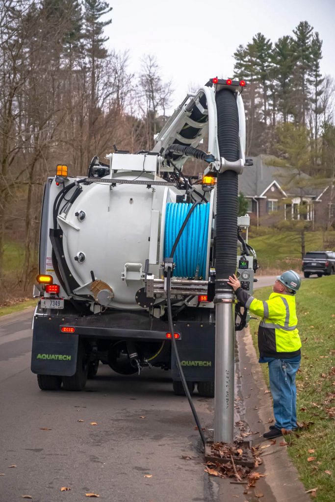 HiVacCorp's tweet photo. Offset manholes are never a problem with #Aquatech's 180° articulating rear hose reel. This allows the operator to safely work out of the street. #sewercleaner #hydroexcavation

Learn More at https://t.co/tkUjnvnn45 https://t.co/Bn0BybxVbM