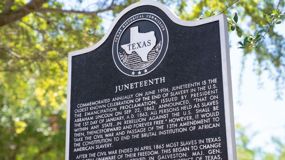 BookNoSurrender's tweet image. Celebrate freedom, faith, and family! #JuneTeenth2021 #enjoylife #expresslove #embracetheLord #esteemeveryone