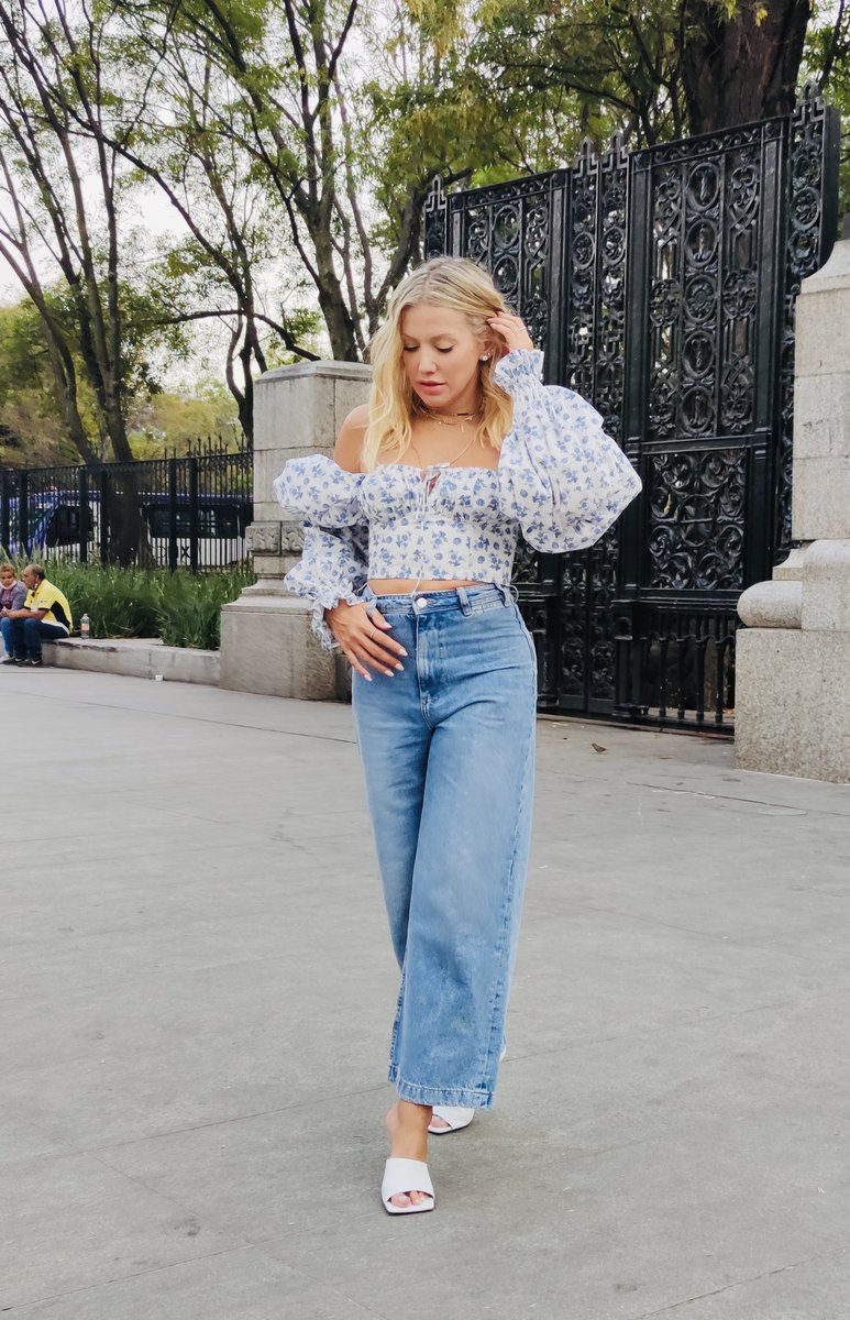 Me pase un poco con la pinta de hoy ¿Me ayudan a elegir cómo se ve mejor mi styling? ¿Prefieren la 1, la 2 o la 3?💖

#FannyLu #Cdmx #InstaStyles #SunnyDay  #Sun #Rosa