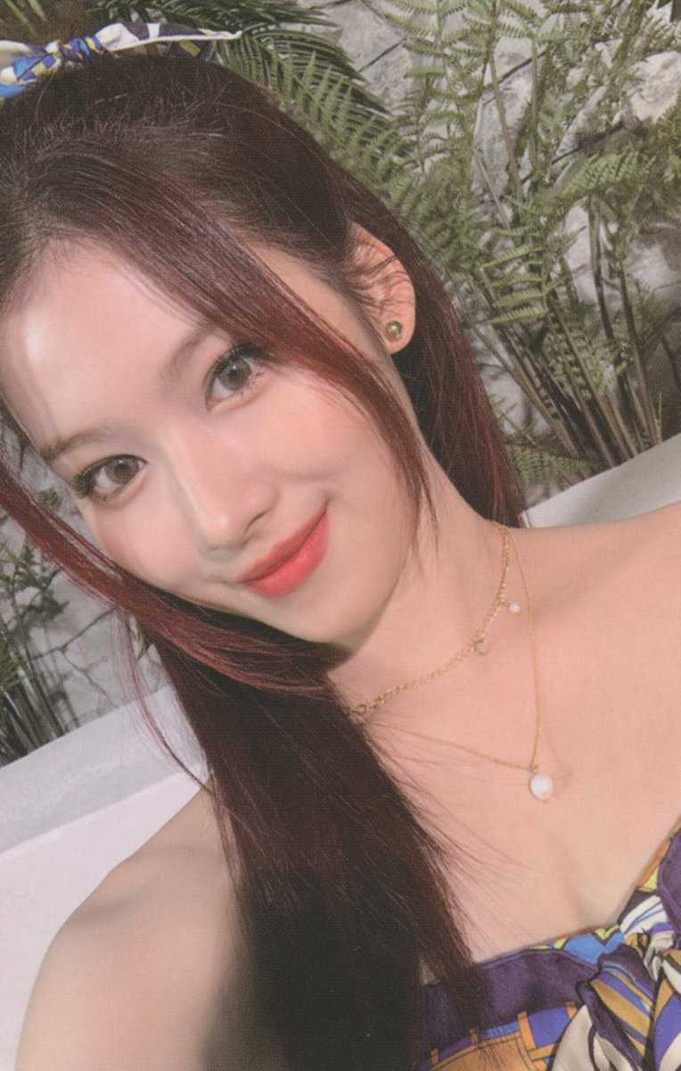 TWICE LIGHTS  D賞 サナ TWICE SANA revels in the beauty of Paris, the City of Light