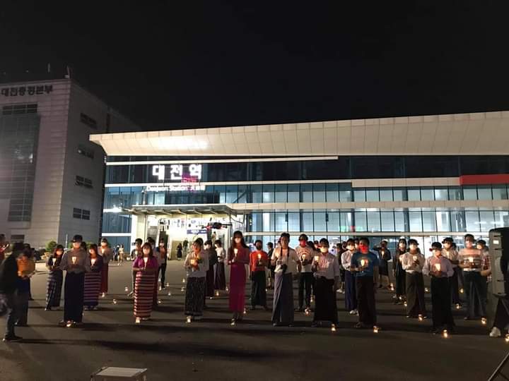 WinSandiTun5's tweet photo. Myanmar nationals from #SouthKorea prayed with flowers and held a silent candlelights strike to mark Daw Aung San Suu Kyi's 76th Birthday.
FREEDOM FROM FEAR
#76FlowerStrike #June19Coup
#WhatsHappeningInMyanmar https://t.co/1hUM2vV8H1