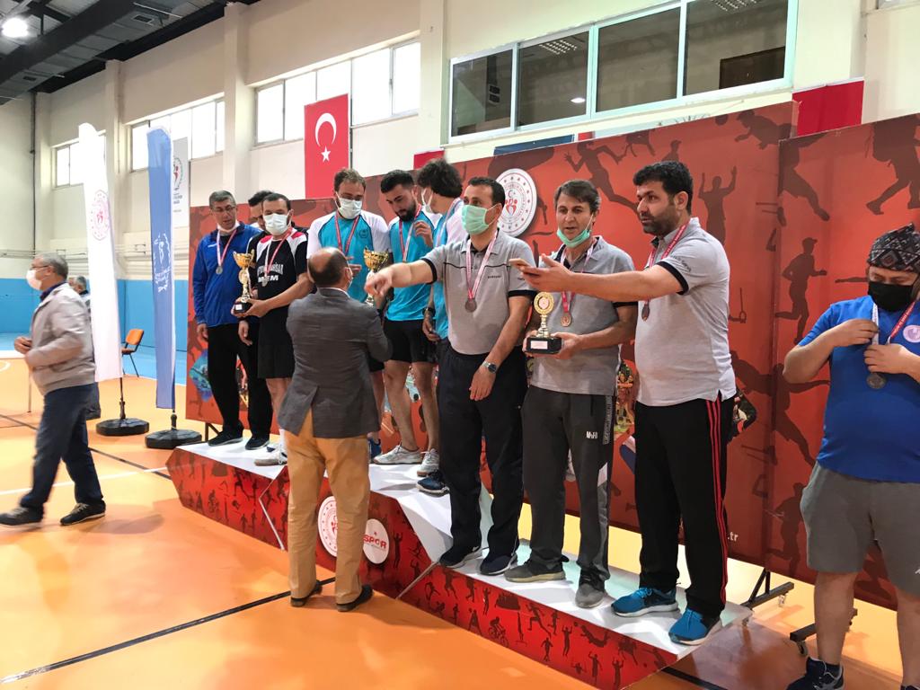 Kurum ve kuruluşlar arası masa tenisi müsabakaları tamamlandı. 11 takımın karşılaştığı müsabakalarda dereceye giren takımlara düzenlenen törenle kupa ve madalyaları takdim edildi.

<a href="/kasapoglu/">Dr. Mehmet Kasapoğlu</a> <a href="/gencliksporbak/">Gençlik ve Spor Bakanlığı 🇹🇷</a>