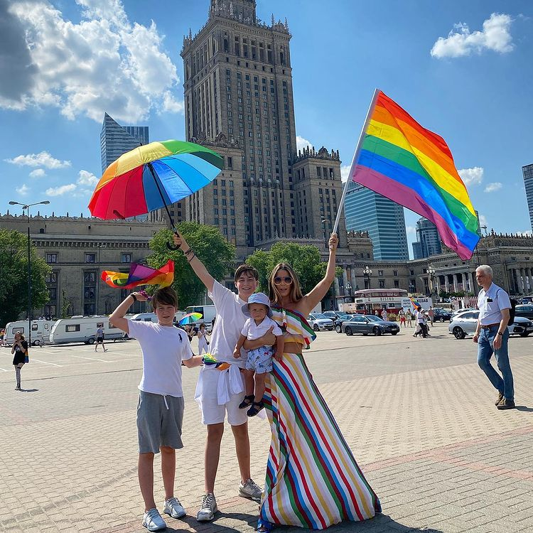 musicnewsfactpl's tweet photo. Małgorzata Rozenek-Majdan z dziećmi na paradzie równości w Warszawie https://t.co/pRnWOux1S1