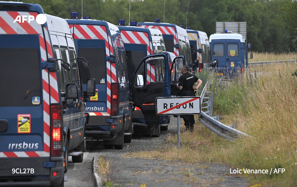 afpfr's tweet photo. Intervention des forces de l'ordre en cours, avec des gaz lacrymogènes, pour évacuer le site de la rave party à Redon en Bretagne (AFP) https://t.co/1BNKEe9uml