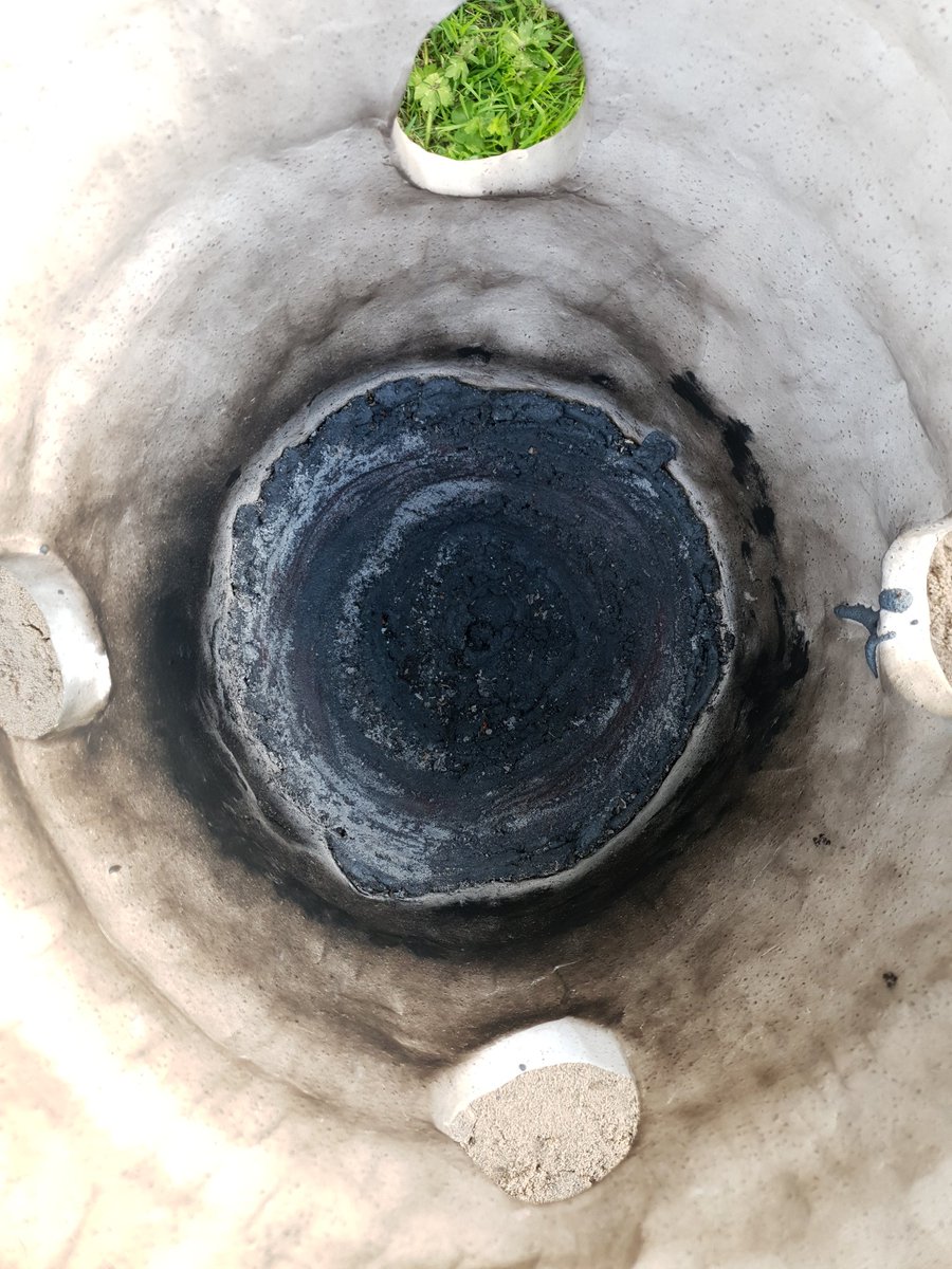 Lisa_Evans92's tweet image. Embodied dialogue with Iron 
#FEmaleartist #ironperformance #visualartist #welshart #earthmaterials #dialogue #performanceart