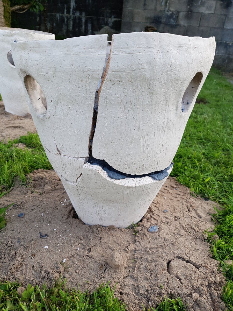 Lisa_Evans92's tweet image. Embodied dialogue with Iron 
#FEmaleartist #ironperformance #visualartist #welshart #earthmaterials #dialogue #performanceart