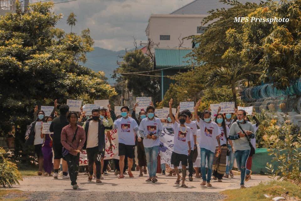 WinSandiTun5's tweet photo. Students Union of Yadanapon University took the streets in defiance of dictatorship and holding flowers to stage #76FlowerStrike as a celebration of our leader, Daw Aung San Suu Kyi’s birthday. FREEDOM FROM FEAR #June19Coup #WhatsHappeningInMyanmar https://t.co/iTLFl3wUut