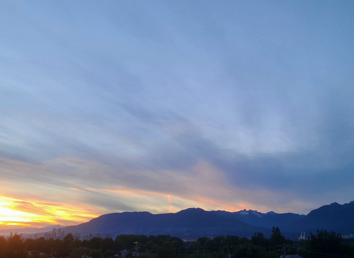 howyougo's tweet photo. Friday night sunset
#sunset #friday #vancouver #BCStorm #funkycolours #StormHour #clouds #westcoast #ShareYourWeather https://t.co/tOknnOehGl
