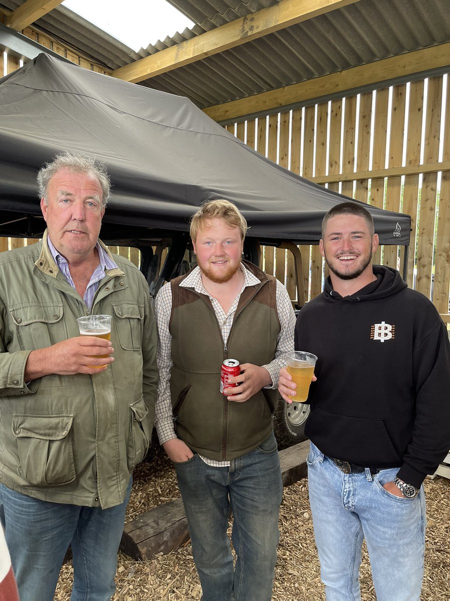 Had a pint with some legends at Diddly Squat farm today! <a href="/JeremyClarkson/">Jeremy Clarkson</a> @kalebcooper1998