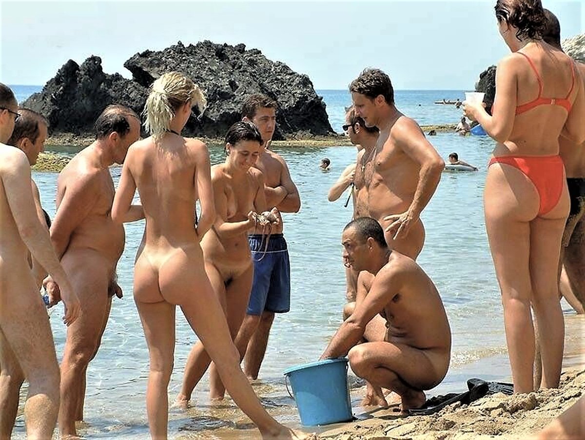 Nudist (@Nudist) on Twitter photo 2022-07-24 14:55:00 naked nudist group , ...