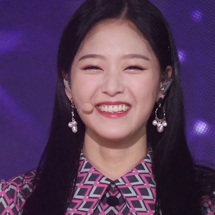 loona smiling (@loonasmiiing) on Twitter photo 