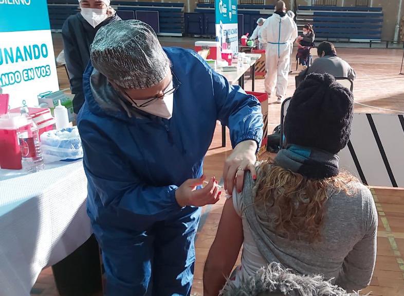 Hoy dimos un nuevo paso para seguir siendo un destino seguro, avanzar con la vacunación del personal turístico.

Desde el inicio de la pandemia con <a href="/MendozaGobierno/">Mendoza Gobierno</a> entendimos que la mejor forma de sostener el empleo es permitiendo que la gente trabaje. 

#MendozaDestinoSeguro