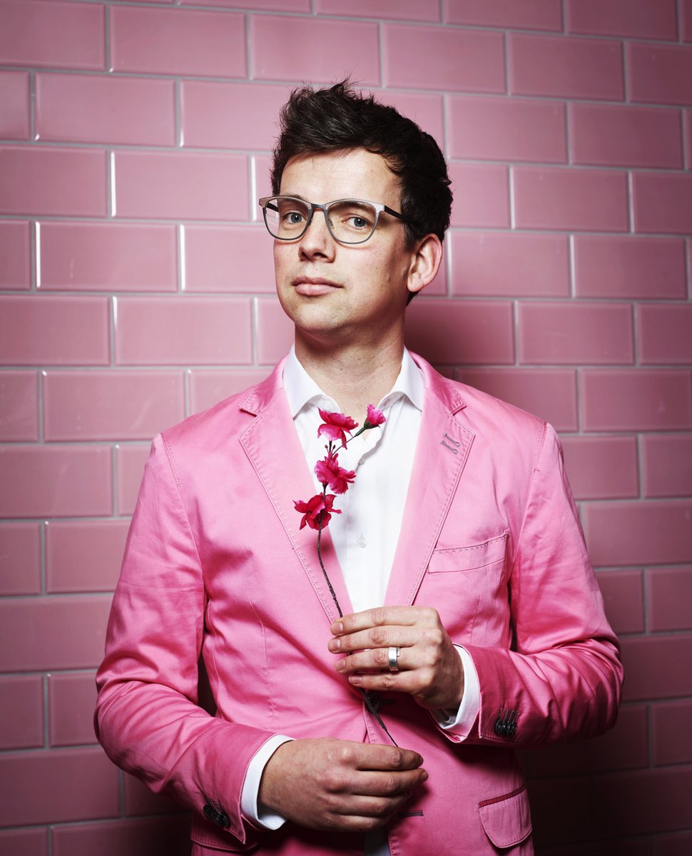 Het heeft iets langer geduurd dan verwacht, maar eindelijk is het zo ver: Pieter Derks staat op 12 en 13 juli met zijn voorstelling 'Voor wat het waard is' in Carré. Er zijn nog enkele plaatsen beschikbaar via bit.ly/3jDFkvl

fotocredit: Merlijn Doomernik