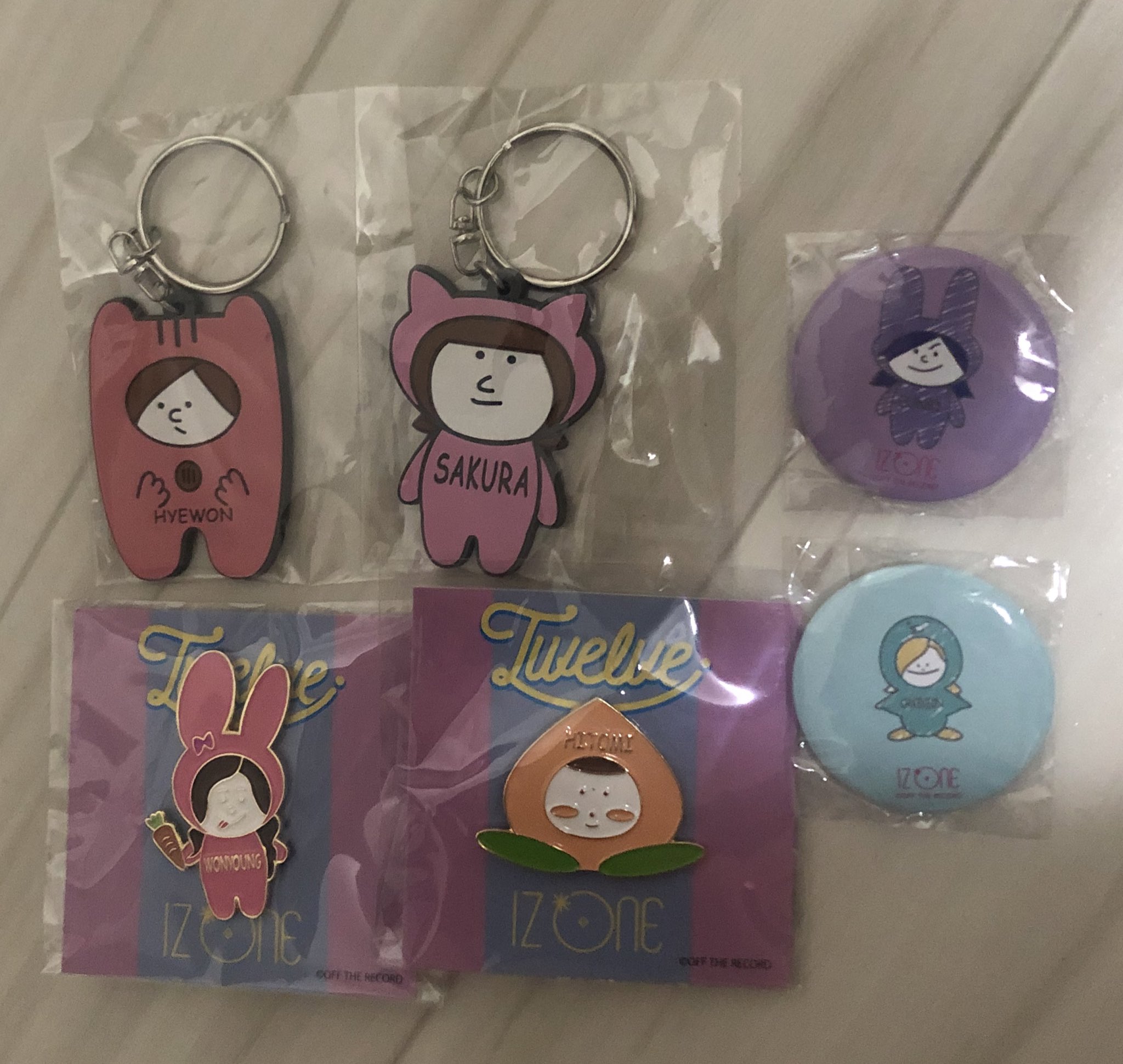 IZ*ONE twelve キーホルダーピンバッジ缶バッジ