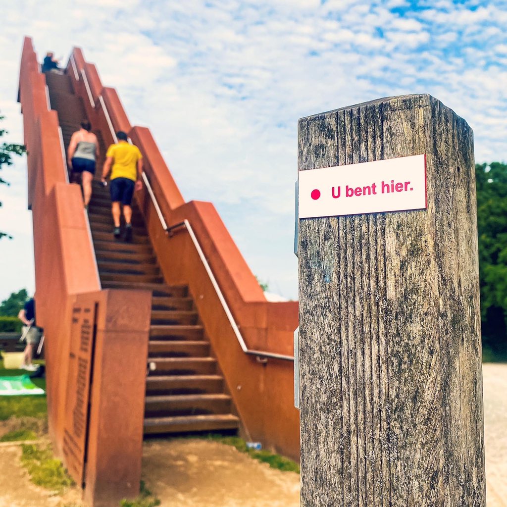 Kamielus's tweet photo. Hebbekik hier ergens een nutteloos bordje gemist?

Naar een idee van @irisvanrobays
#nuttelozeborden https://t.co/RlE4wXprrD