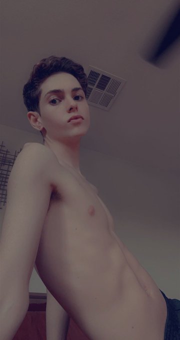 Morning babes! who wants to do my laundry for me today? https://t.co/vMHbl5OheA