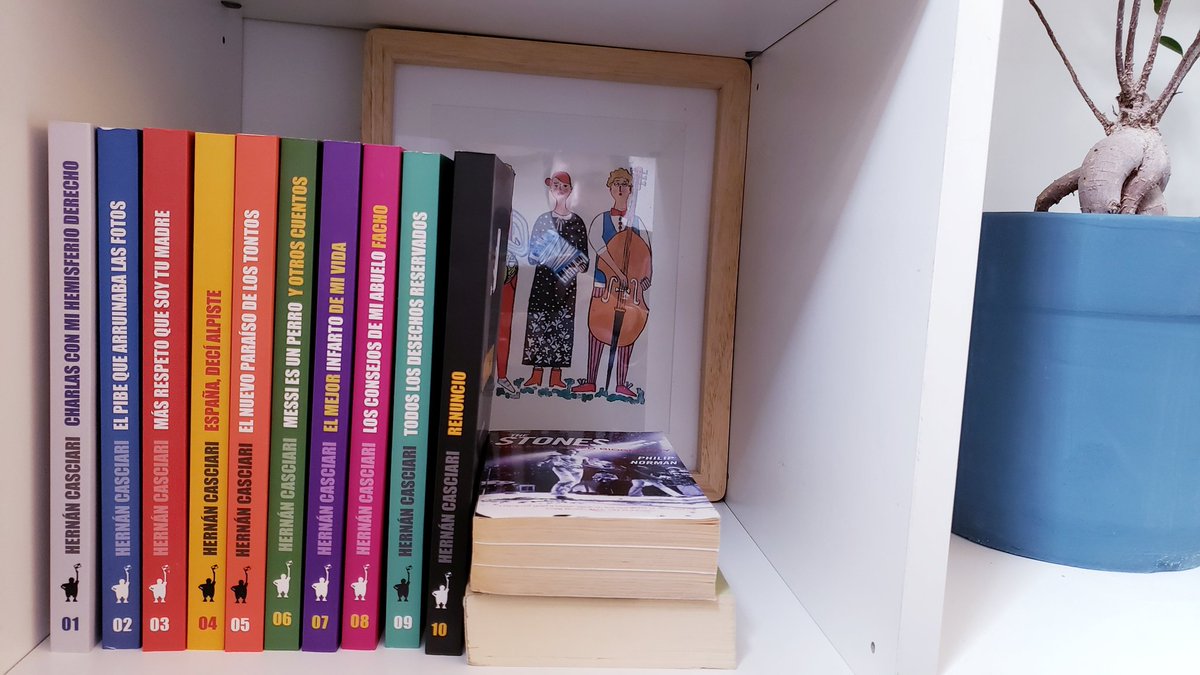 maxvalen's tweet photo. Muy felices con la colección de libros que acaba de llegar!! Muchas gracias @casciari !! y Carzu por atravesar con ellos la cordillera. https://t.co/3Cz9Qg9k7s