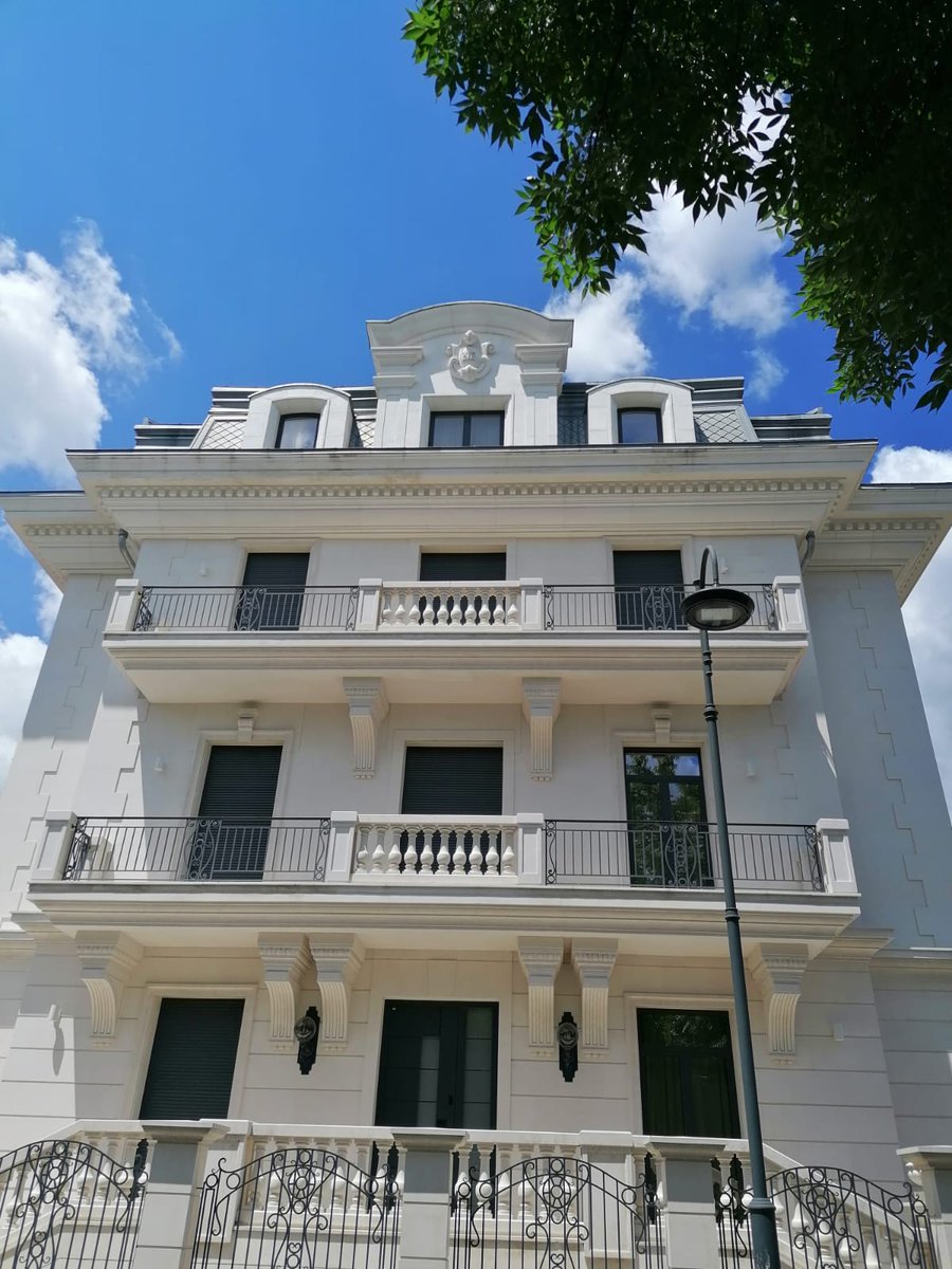 Wondering how to be in 🇬🇷 and in 🇷🇴 at the same time? Nothing easier than a stroll on odos #Voukourestiou in #Athens and on strada #Atena in #Bucharest, in the very ❤ of the capitals.