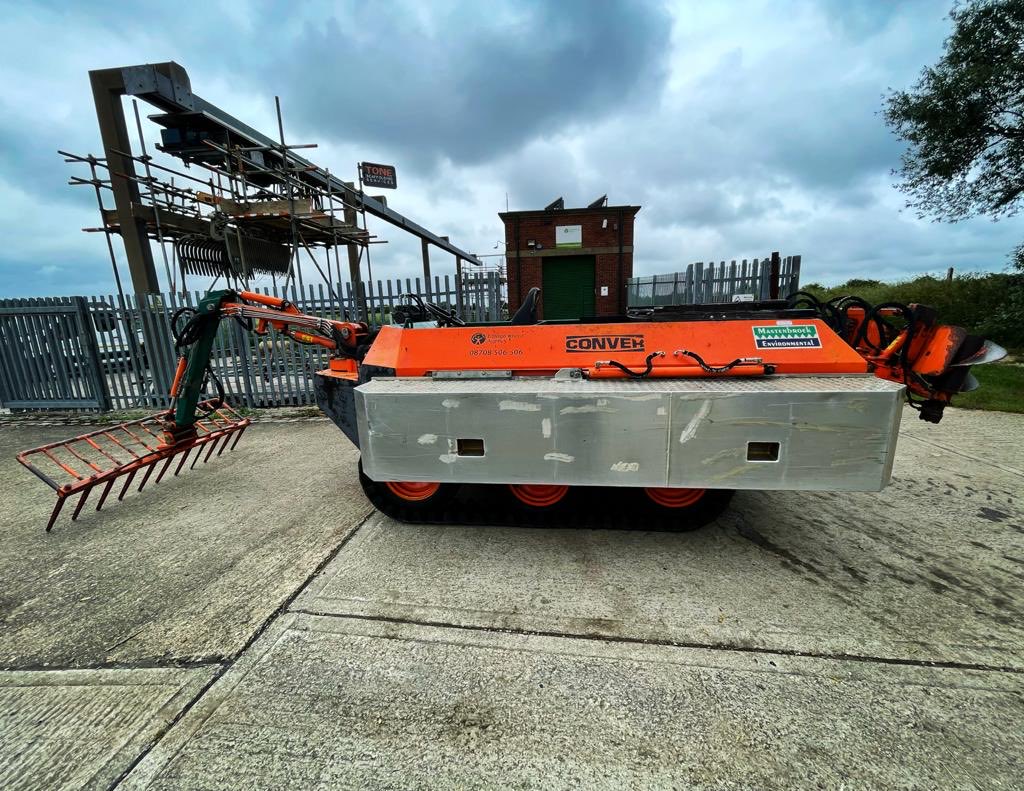 DeTom48's tweet photo. #StourFieldTeam put the #WeedBoat in on the #LitteStour to clear this huge amount of weed caught at the #WeedScreen. If you see a blockage please call our hotline number 0800807060 @EnvAgencySE @ADA_updates @canterburycc https://t.co/fvKr426aQy