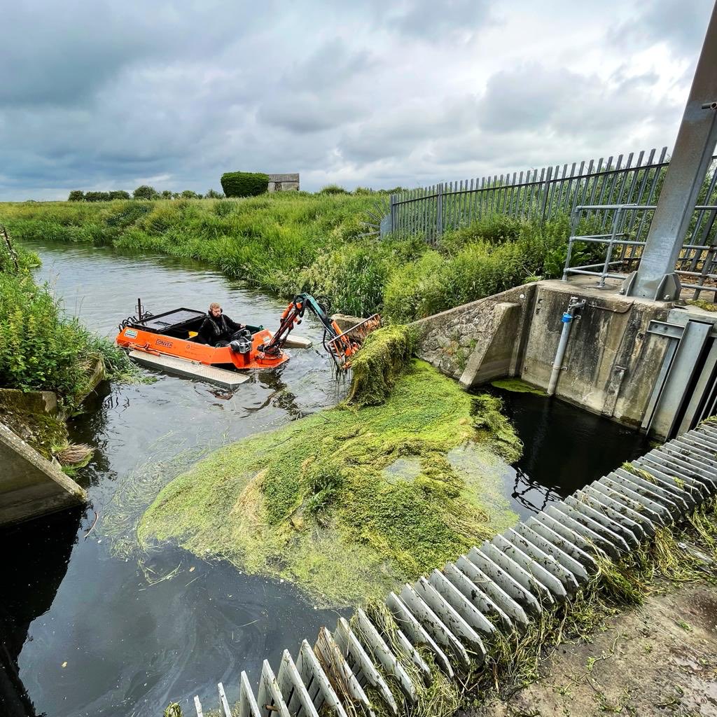 DeTom48's tweet photo. #StourFieldTeam put the #WeedBoat in on the #LitteStour to clear this huge amount of weed caught at the #WeedScreen. If you see a blockage please call our hotline number 0800807060 @EnvAgencySE @ADA_updates @canterburycc https://t.co/fvKr426aQy