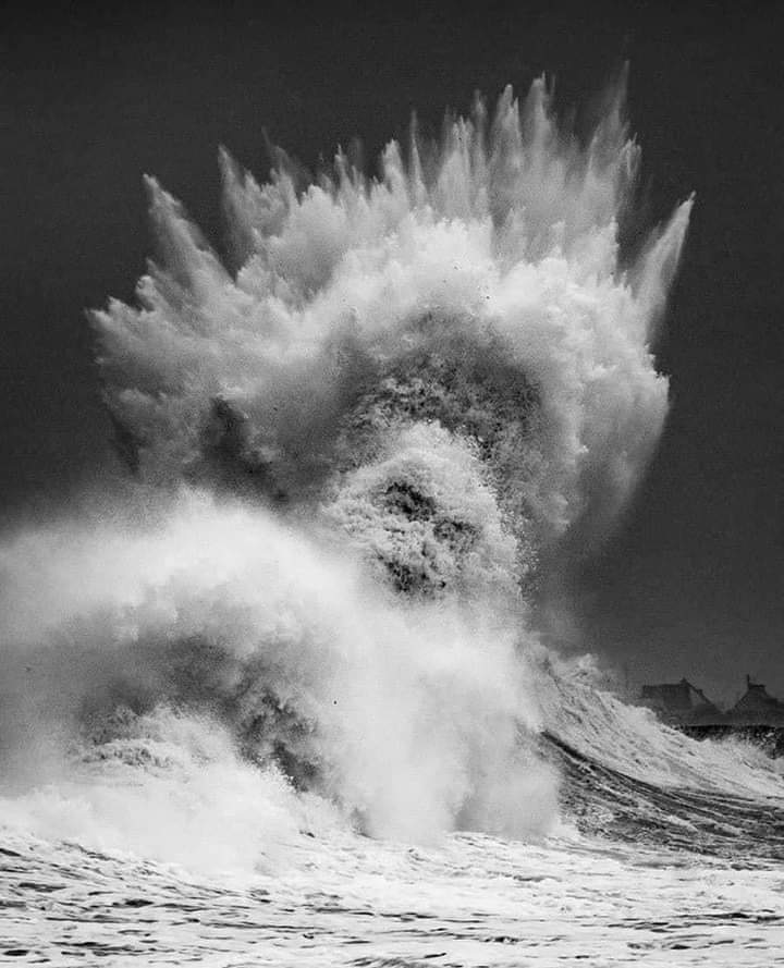 BO_sci's tweet image. This wave off of the coast of France looks like Poseidon 🔱🌊