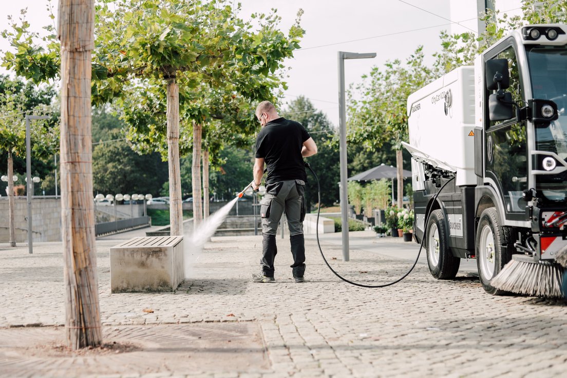 Bucher_BMNA's tweet photo. Tired of one trick ponies❓
The #BucherMunicipal CityCat V20 sweeps, and has a hand lance to help you clean up pedestrian areas. 🚶
🔗https://t.co/KKDO64Mflb
#DrivenByBetter #EndlessSweepingSolutions #FirstPassSweeping #BikeLaneSweeping https://t.co/w8QV6OKJbY
