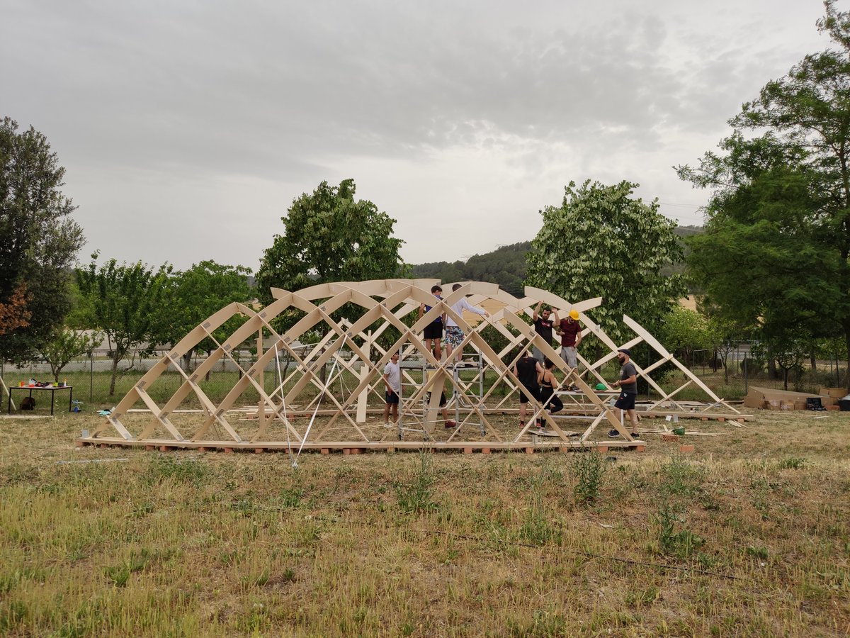 The pavilion is a lamella timber structure, a free-form review on the Zollinger System. Picture by Ángel Barrón