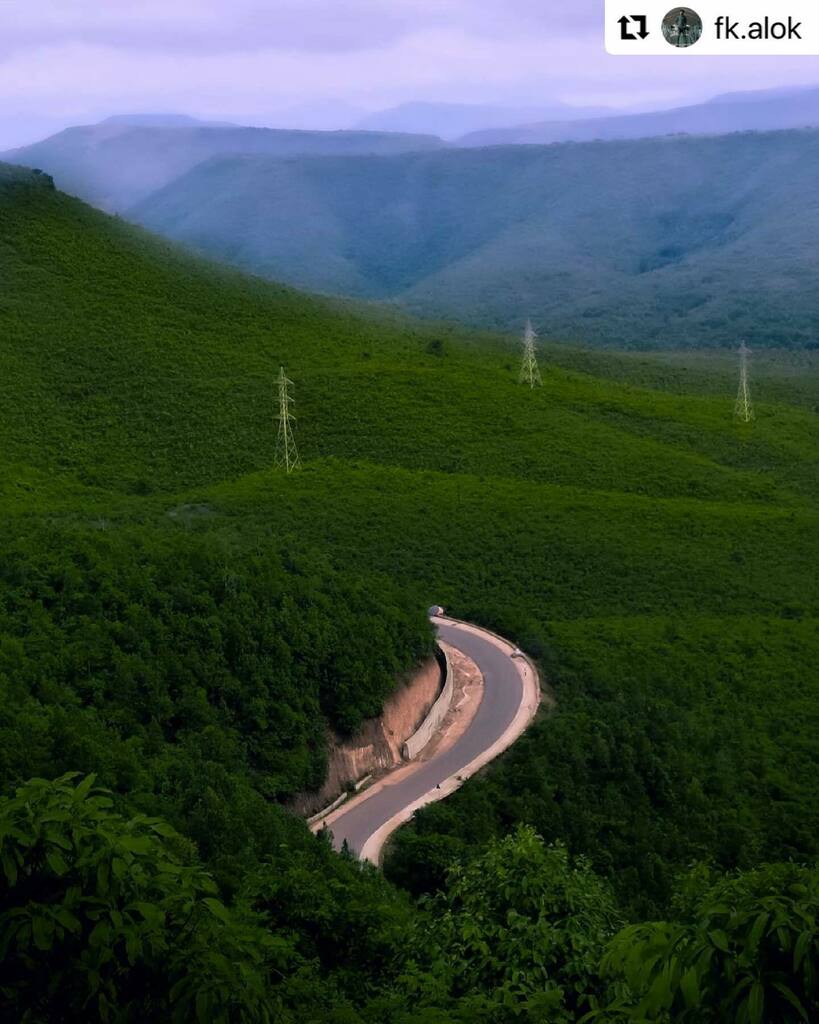 BBSRBuzz's tweet photo. #bhubaneswarbuzz #beautiful #koraput pic courtesy  @fk.alok 
・・・
Laxmipur, koraput .
The place which is filled with heavenly beauty, when monsoon arrives. 
.
This picture over here was taken at the top of dd ghat , about 6 km from Laxmipur . 
.
#shotononeplus #oneplus #onepl… https://t.co/uFWDETjEhY