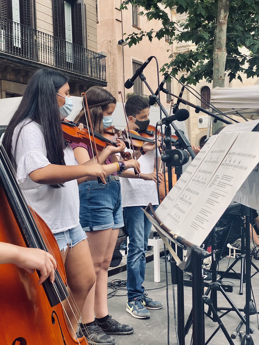 EMMMataro's tweet photo. Seguim amb #espetecfinal i amb el conjunt FEMMM FOLK 🎻🪕
#emmmataró #santamaria #folk https://t.co/Cg4MmSPuqB