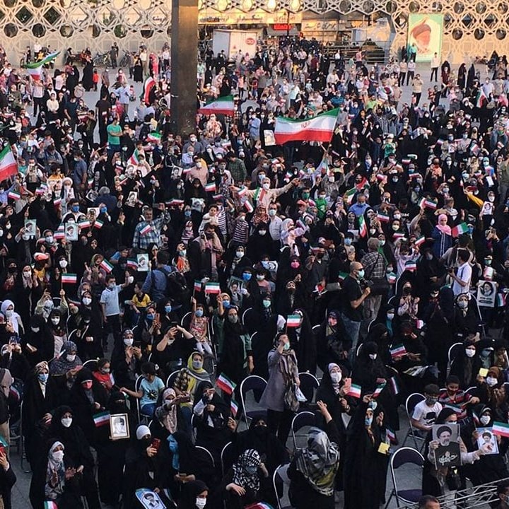 RsYasini's tweet photo. زن‌ها و مردهای از هم جدا شده‌، روی صندلی نشسته‌ وگل و پوستر دست گرفته‌‌اند،مداح  می‌خواندوشعار می‌دهند:"به کوری بی‌بی‌سی،رای ما شد رئیسی،یا امام رضا، رئیسی". آن‌ها برای آن‌ها جشن پیروزی می‌گیرند و کاری هم به منطق اعداد ندارند. در چشم‌شان هم همه‌ی ما ۴۱ میلیون نفر دیگر باخته‌ایم https://t.co/TSdgY2RuYb