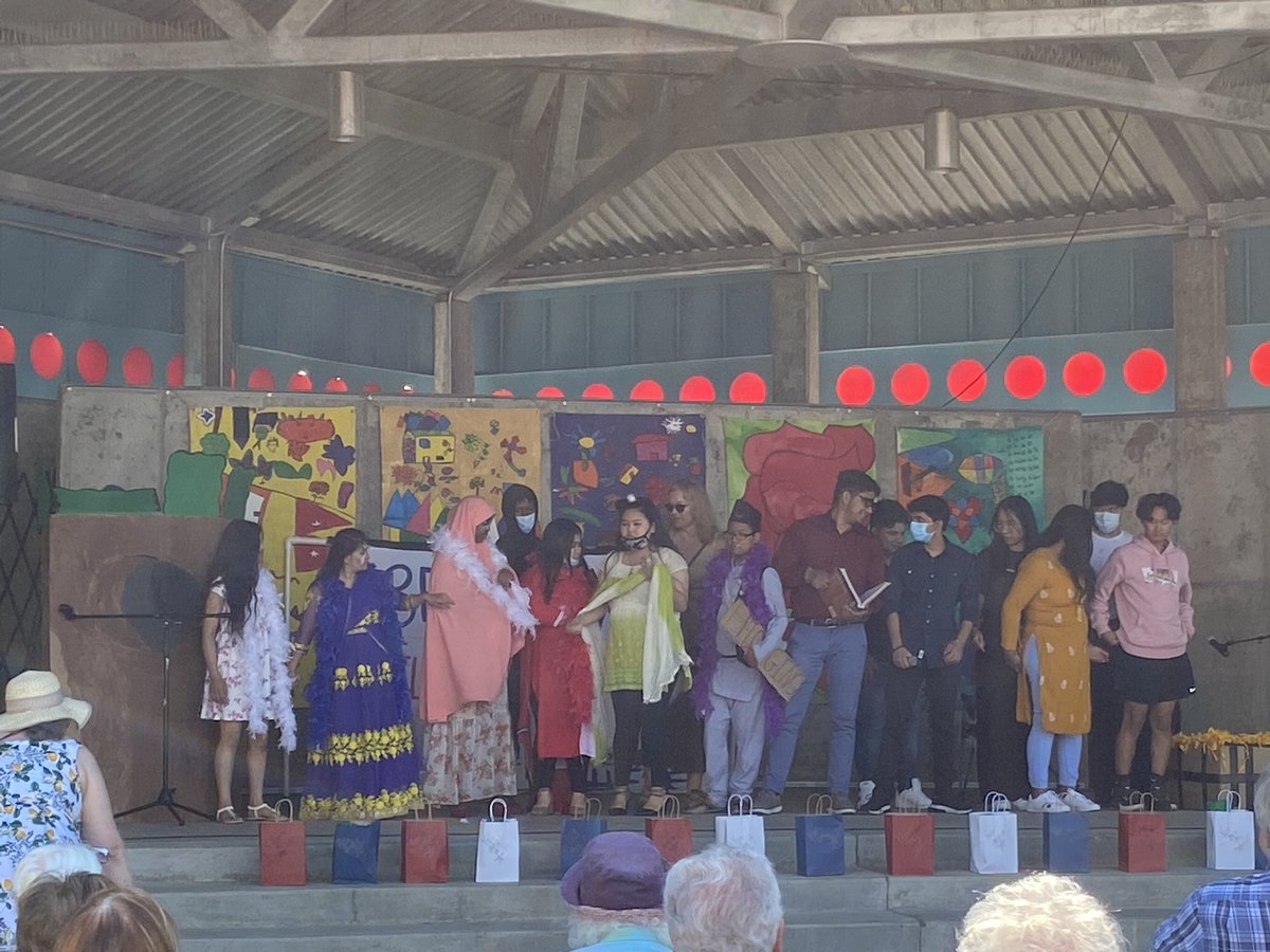 MsHellyersClass's tweet photo. EL summer school students performing a play at World Refugee Day at the Farmers Market! @GFC_Activities @GFSchools #OnwardCentral https://t.co/LgukJVBdFB