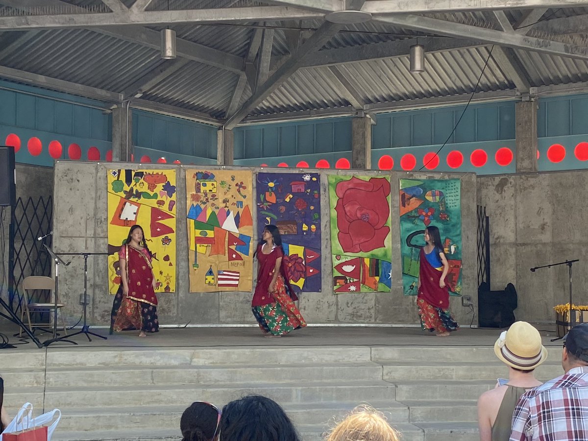 MsHellyersClass's tweet photo. Students dancing for World Refugee Day at the Farmers Market! @GFC_Activities @GFSchools #OnwardCentral https://t.co/Gxzrl46yFf